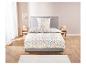 Parure de lit fleurie : housse de couette et taies d'oreiller.