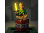 Garçon souriant avec une épée pixel lumineuse, assis sur une boîte de rangement TNT.
