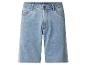 Short en jean bleu clair avec poches et boutons métalliques.