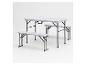 Table pliante blanche et deux bancs sur fond blanc.