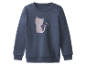 Un sweat-shirt bleu pour enfant avec un motif de chat.