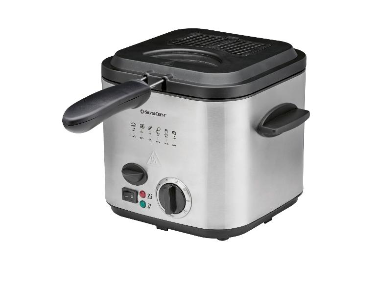 Friteuse en acier inoxydable avec couvercle noir, poignée et commandes de température.