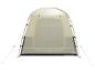 Tente de camping beige avec structure de support et haubans
