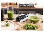 Un mixeur plongeant Silvercrest de 600W utilisé pour préparer un smoothie vert.