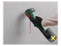 Une personne utilise un outil multi-usages Bosch pour couper un mur.