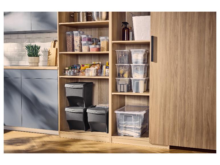Meuble de cuisine avec contenants alimentaires et poubelles.
