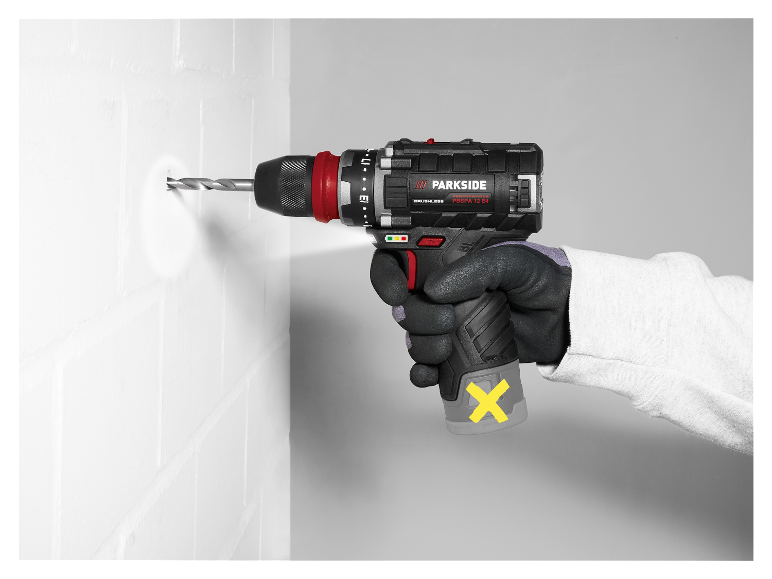 Un ouvrier utilise une perceuse sans fil Parkside pour percer un trou dans un mur.