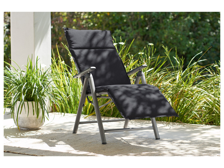 Un fauteuil inclinable noir avec coussin sur une terrasse
