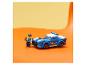 Une voiture de police Lego et une minifigurine de policier.