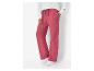 Une femme porte un pantalon rose et des baskets blanches.