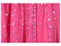 Gros plan d'un tissu en tulle rose vif avec des motifs d'étoiles argentées scintillantes.