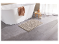 Tapis de bain gris clair à côté d'une baignoire blanche.