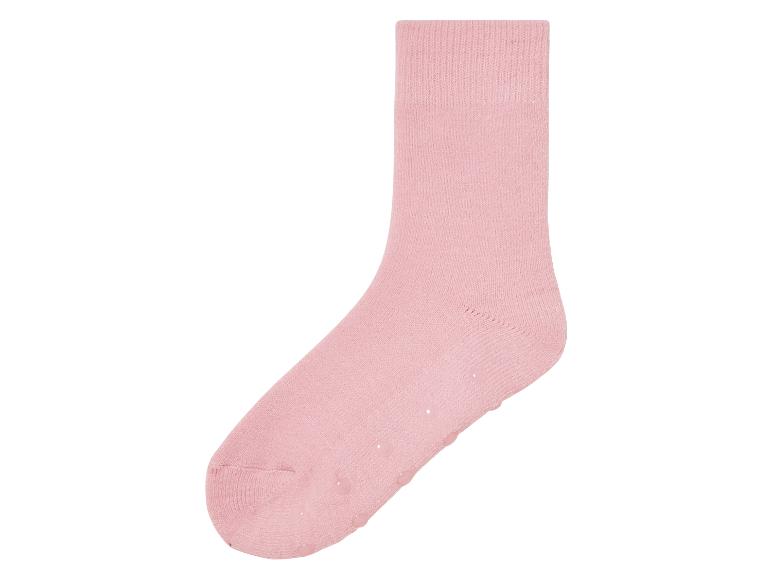 Une chaussette rose avec des points antidérapants.