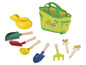 Ensemble d'outils de jardin avec arrosoir, pelle et râteau dans un sac vert.