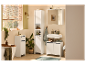 Une salle de bain moderne et minimaliste avec des meubles de salle de bain blancs.