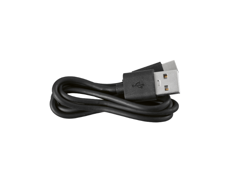 Câble USB noir enroulé sur fond blanc.