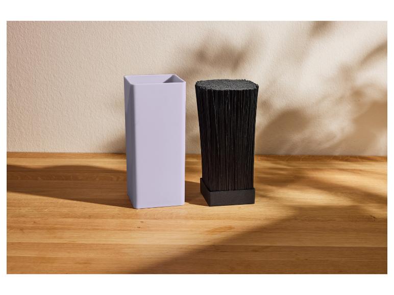 Élégants blocs à couteaux lilas et noirs.