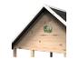 Détail du toit d'une cabane en bois avec un logo vert.