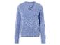 Un pull bleu clair à col en V et à motif ajouré.