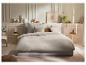 Chambre avec lit double, tables de chevet en bois et décoration minimaliste.