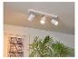 Spot de plafond blanc à trois lumières orientables.