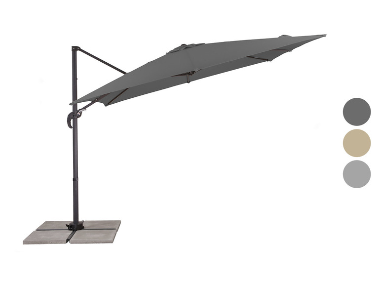 Un parasol gris à balancier avec un socle en pierre.
