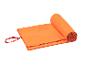 Serviette de sport orange en microfibre, partiellement roulée, avec une sangle.