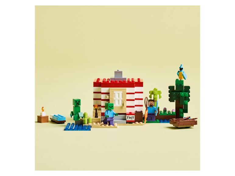 Ensemble de jouets avec maison, figurines, arbres et bateau sur fond jaune clair.