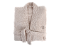 Peignoir de bain beige plié avec une ceinture nouée et un logo brodé.