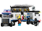 Camion de police en jouet avec des figurines de policiers et un voleur.