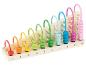 Un abaque en bois avec des perles colorées pour apprendre l'addition.