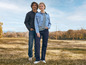 Un homme et une femme en vêtements en denim, avec un jean bleu et une veste en jean.