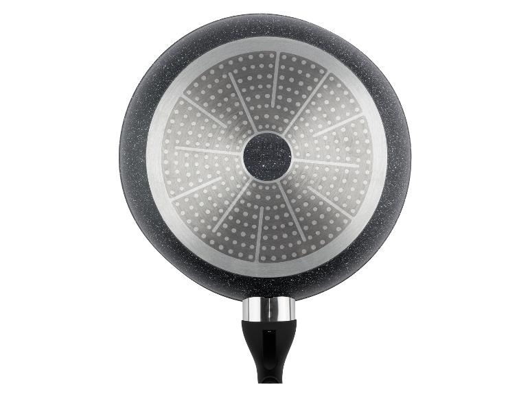 Une poêle noire avec un revêtement antiadhésif en pierre et un fond en acier.