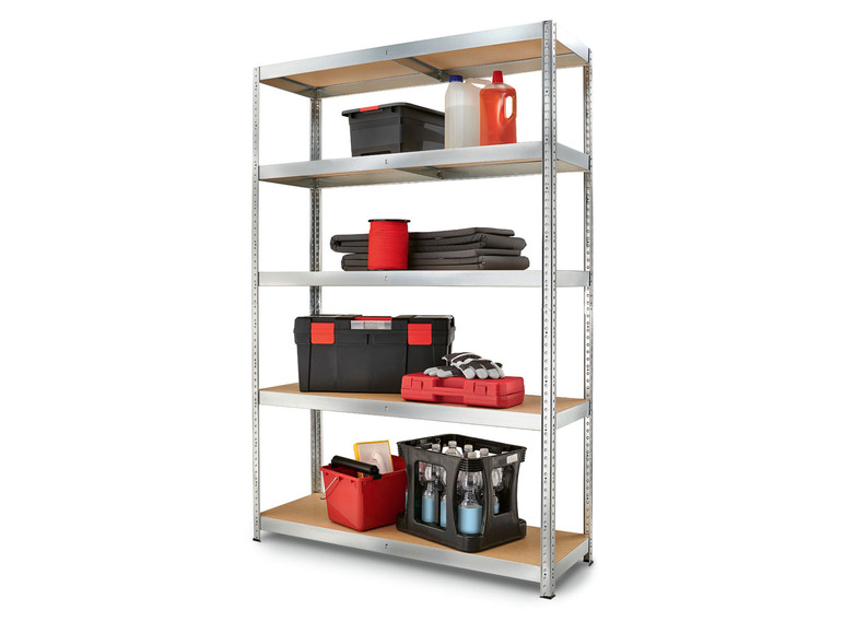Un étagère en métal avec des outils, des produits de nettoyage et une caisse