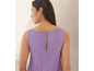 Une femme porte une robe violette sans manches avec un bouton dans le dos.