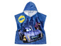 Une robe de bain bleue à capuche avec une voiture et des personnages de Batman.