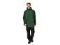 Un homme porte un imperméable vert et un pantalon de travail noir.