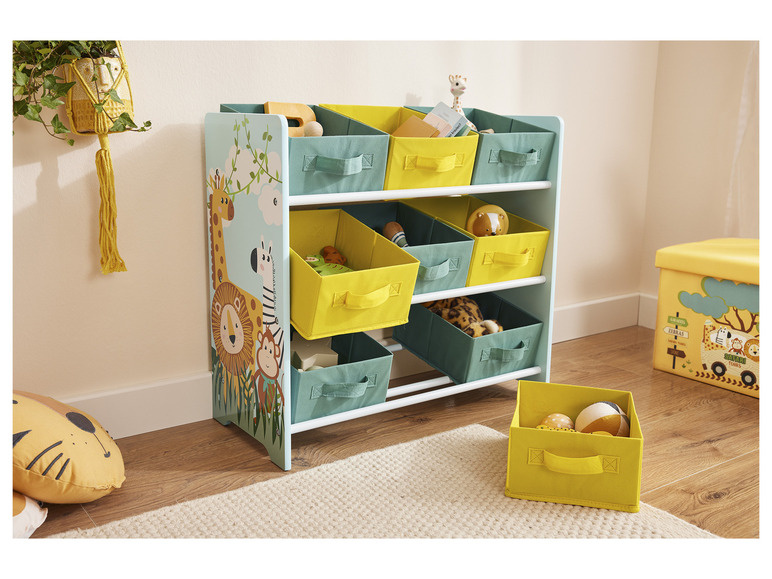 Une étagère de rangement en bois avec des paniers de rangement jaunes et verts avec un imprimé d'animaux de safari.