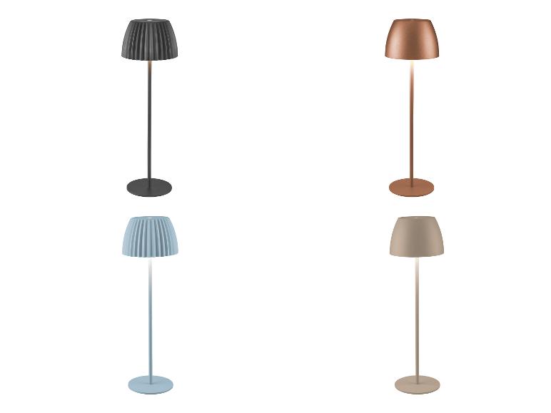 Quatre lampadaires de différentes couleurs : gris, cuivre, bleu clair et beige.