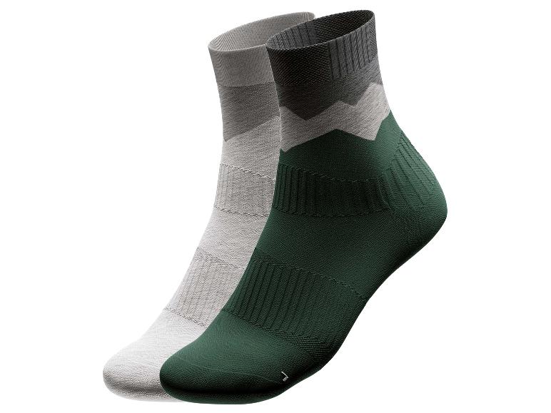 Deux paires de chaussettes avec un motif géométrique vert et gris.