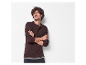 Modèle masculin portant une chemise marron à manches longues.