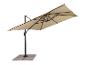 Parasol déporté beige avec un cadre foncé et une base lestée.