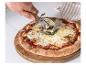 Pizza au fromage, découpée sur une planche Russel Hobbs.