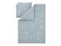Parure de lit bleu clair avec un motif à carreaux blancs et un motif rayé à l'intérieur.