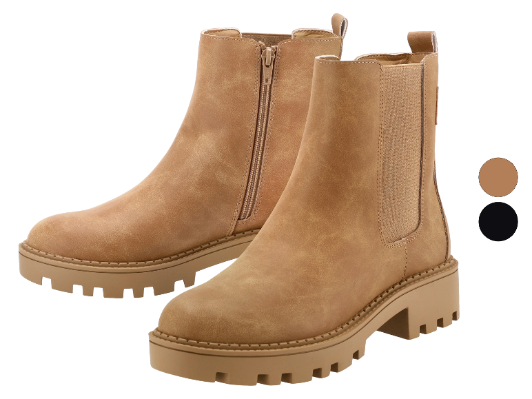 Bottines Chelsea couleur beige clair à semelle épaisse.