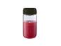 Un verre à smoothie en verre avec un couvercle noir, rempli d'un smoothie rouge.