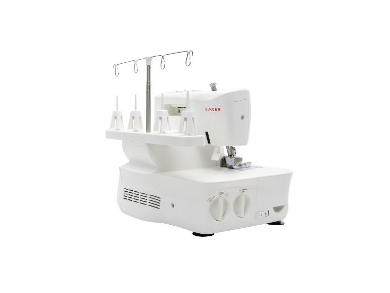 Machine à coudre surjeteuse SINGER blanche avec porte-bobines et molettes de réglage.