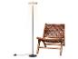 Lampadaire éclairé et fauteuil en cuir marron sur fond blanc.