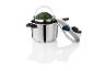 Une cocotte-minute en acier inoxydable avec un panier vapeur et du brocoli
