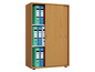 Une armoire d'archivage en bois avec des portes coulissantes et des classeurs portant les inscriptions 'Auto', 'Famille' et 'Assurance'.